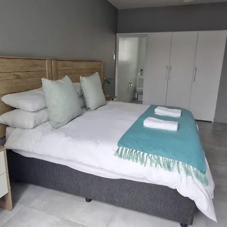 Admirals Lodge Guest House And Brightways Self Catering Apartments Port Elizabeth Room photo