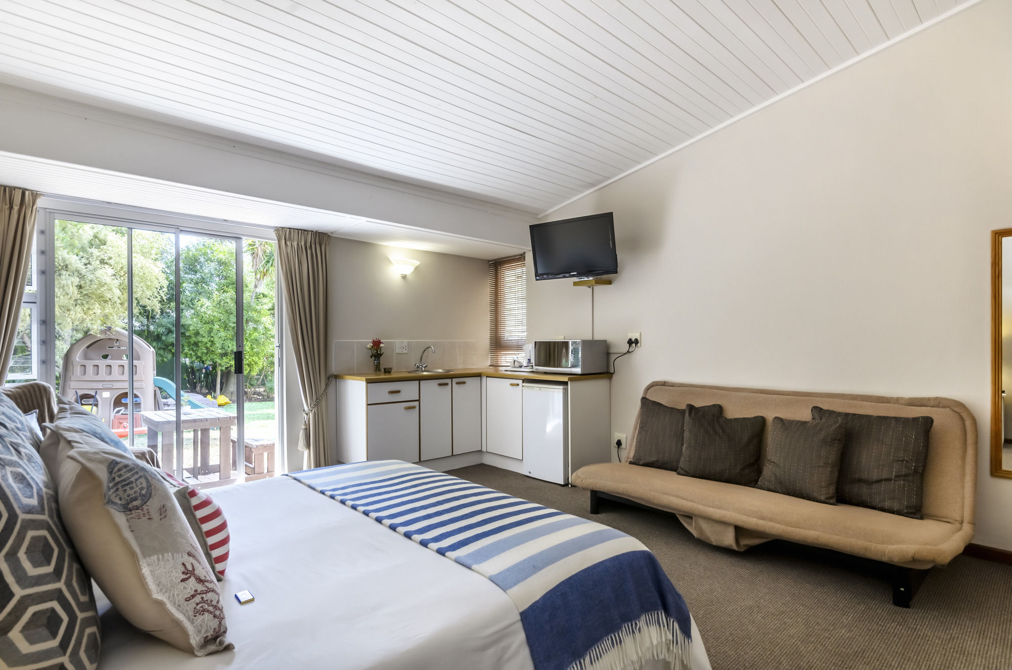 Admirals And Brightways Self Catering